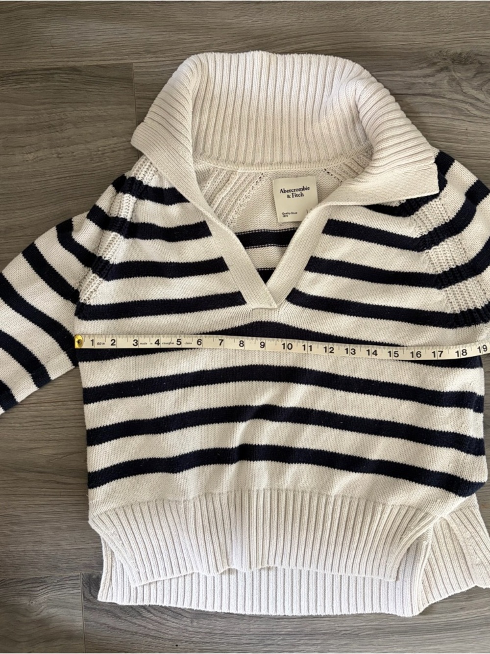 Abercrombie & Fitch White and Navy Striped V-Neck Sweater - Picture 6 of 7